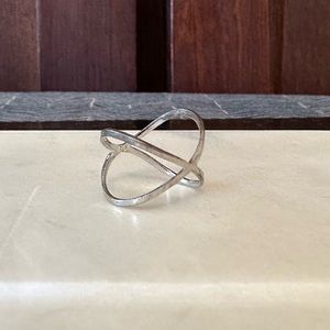 Silver : Unique: ‘X’ ring 🤎